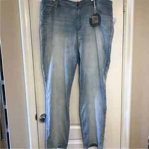 NWT Avenue plus size 28 Average skinny butter denim light wash blue new with tag
